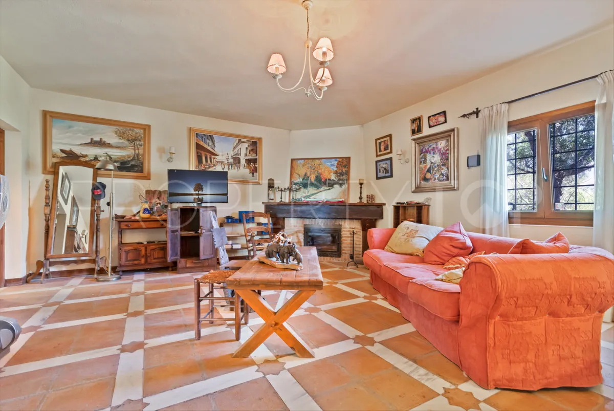 Comprar finca de 4 dormitorios en Mijas Costa