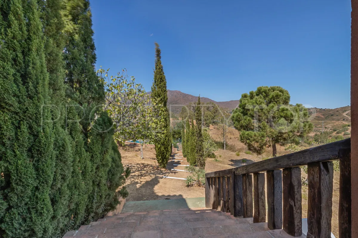 Comprar finca de 4 dormitorios en Mijas Costa