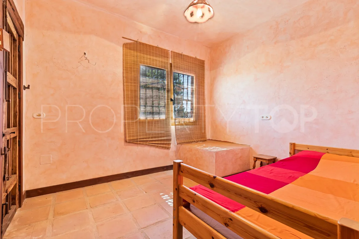 Comprar finca de 4 dormitorios en Mijas Costa