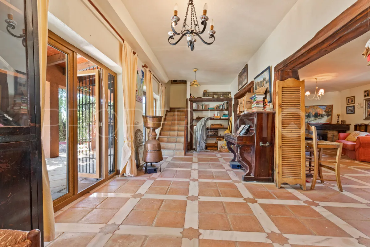 Comprar finca de 4 dormitorios en Mijas Costa