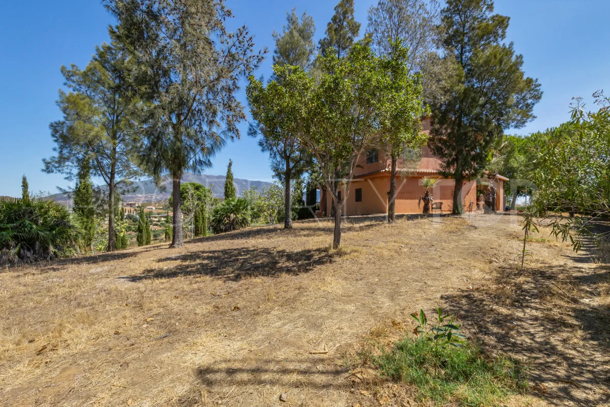Comprar finca de 4 dormitorios en Mijas Costa