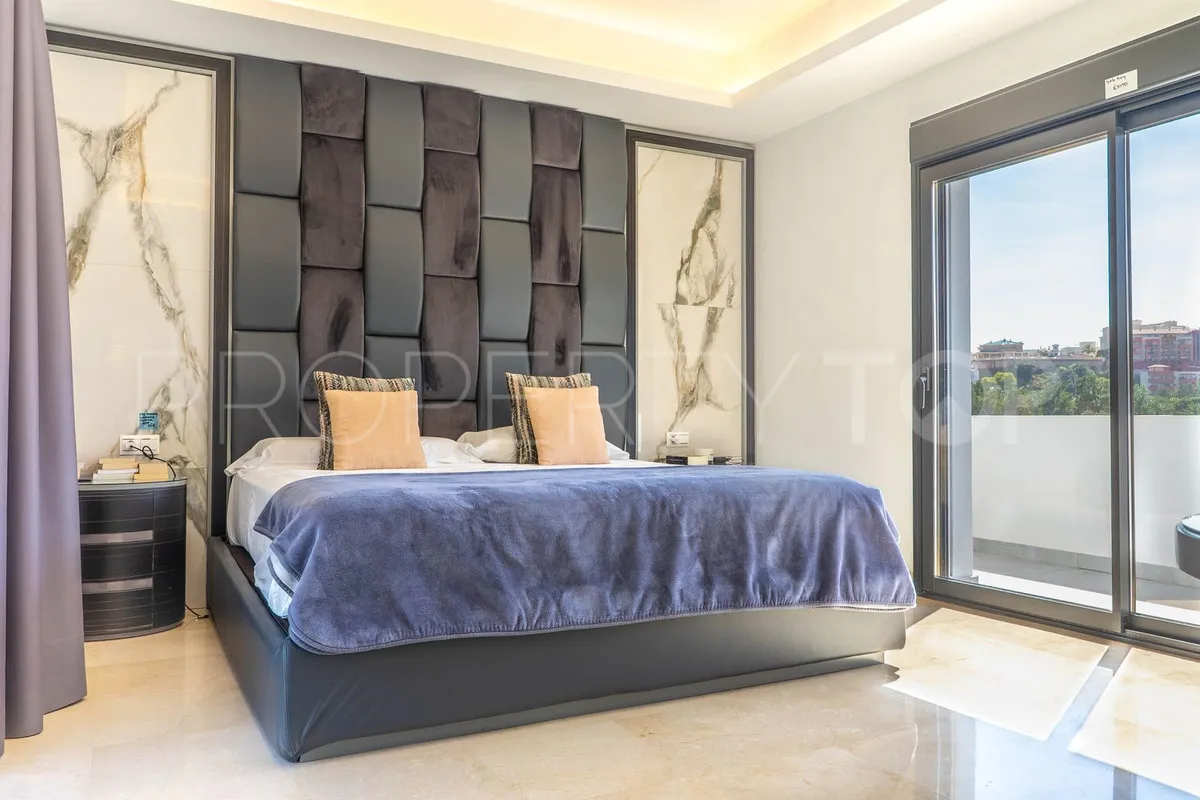 Buy villa in Torrequebrada