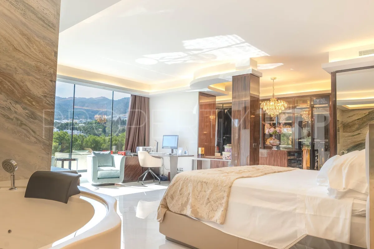 Buy villa in Torrequebrada