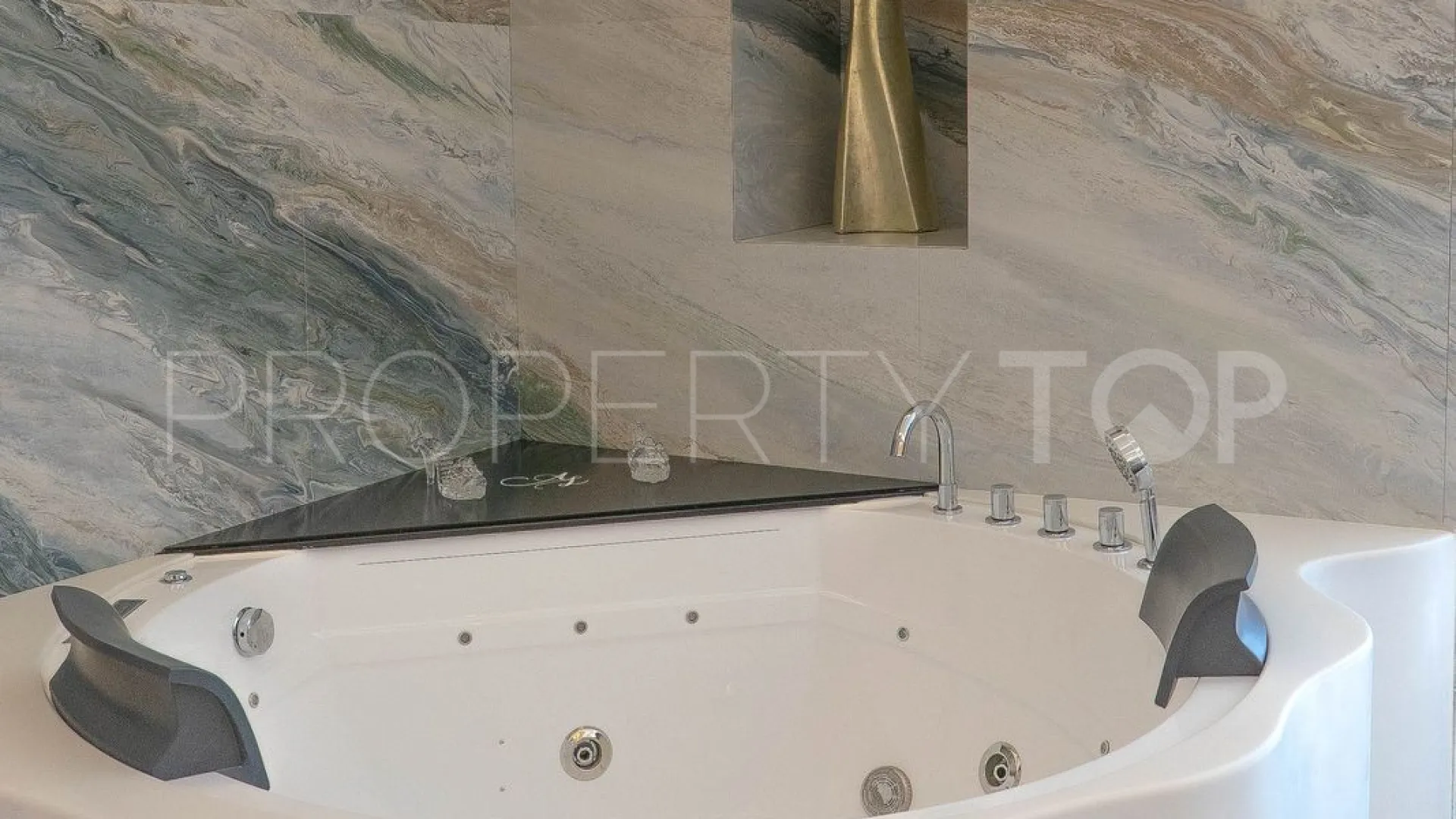 Buy villa in Torrequebrada