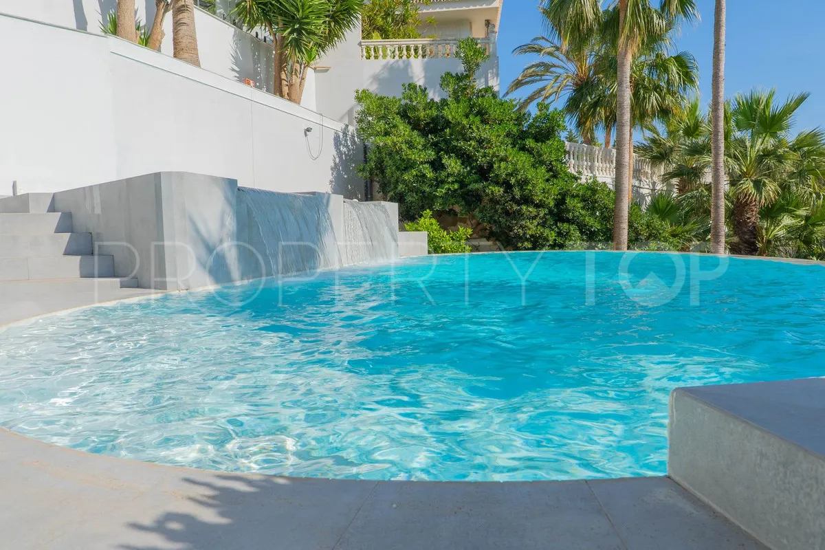 Buy villa in Torrequebrada