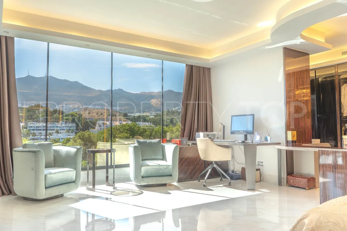 Buy villa in Torrequebrada