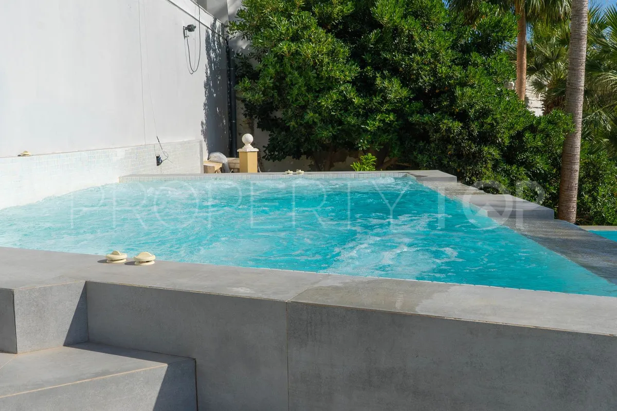 Buy villa in Torrequebrada