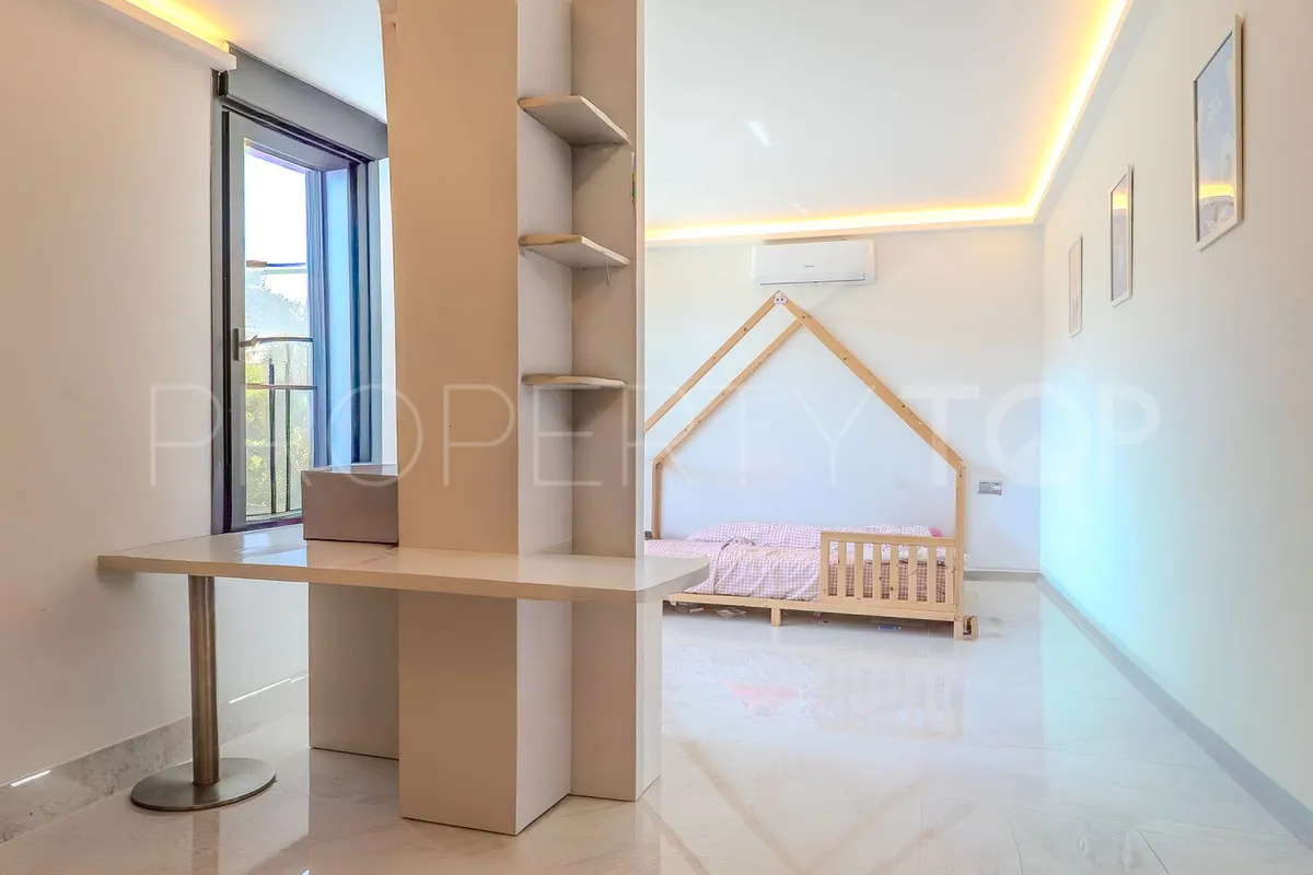 Buy villa in Torrequebrada