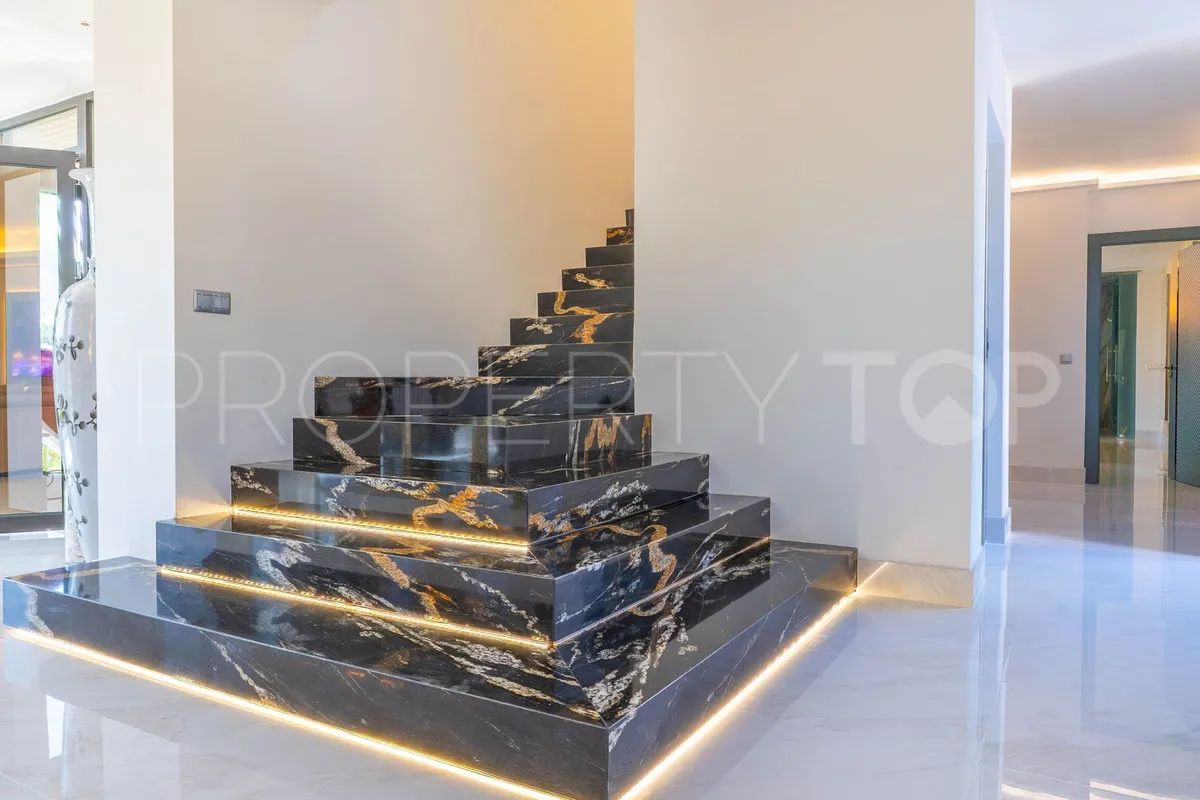 Buy villa in Torrequebrada