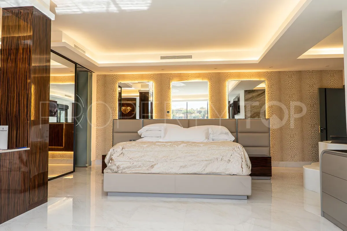 Buy villa in Torrequebrada