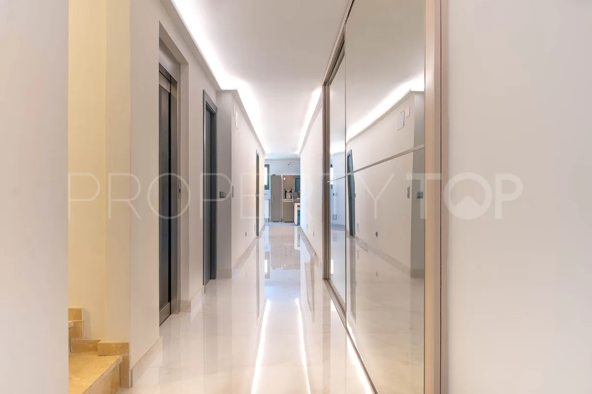 Buy villa in Torrequebrada