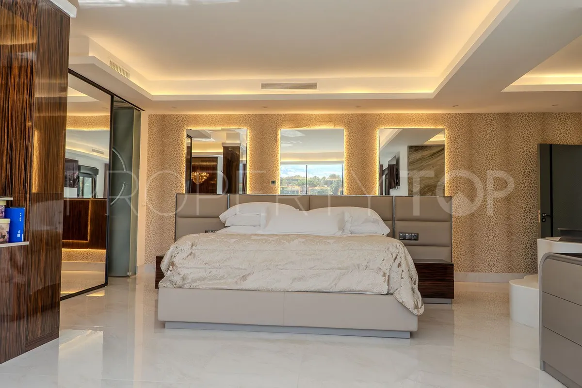 Buy villa in Torrequebrada