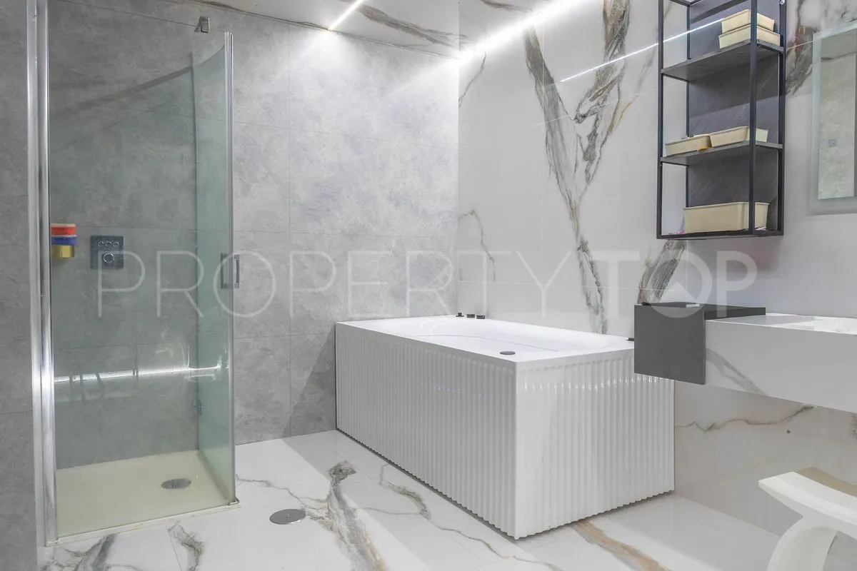 Buy villa in Torrequebrada