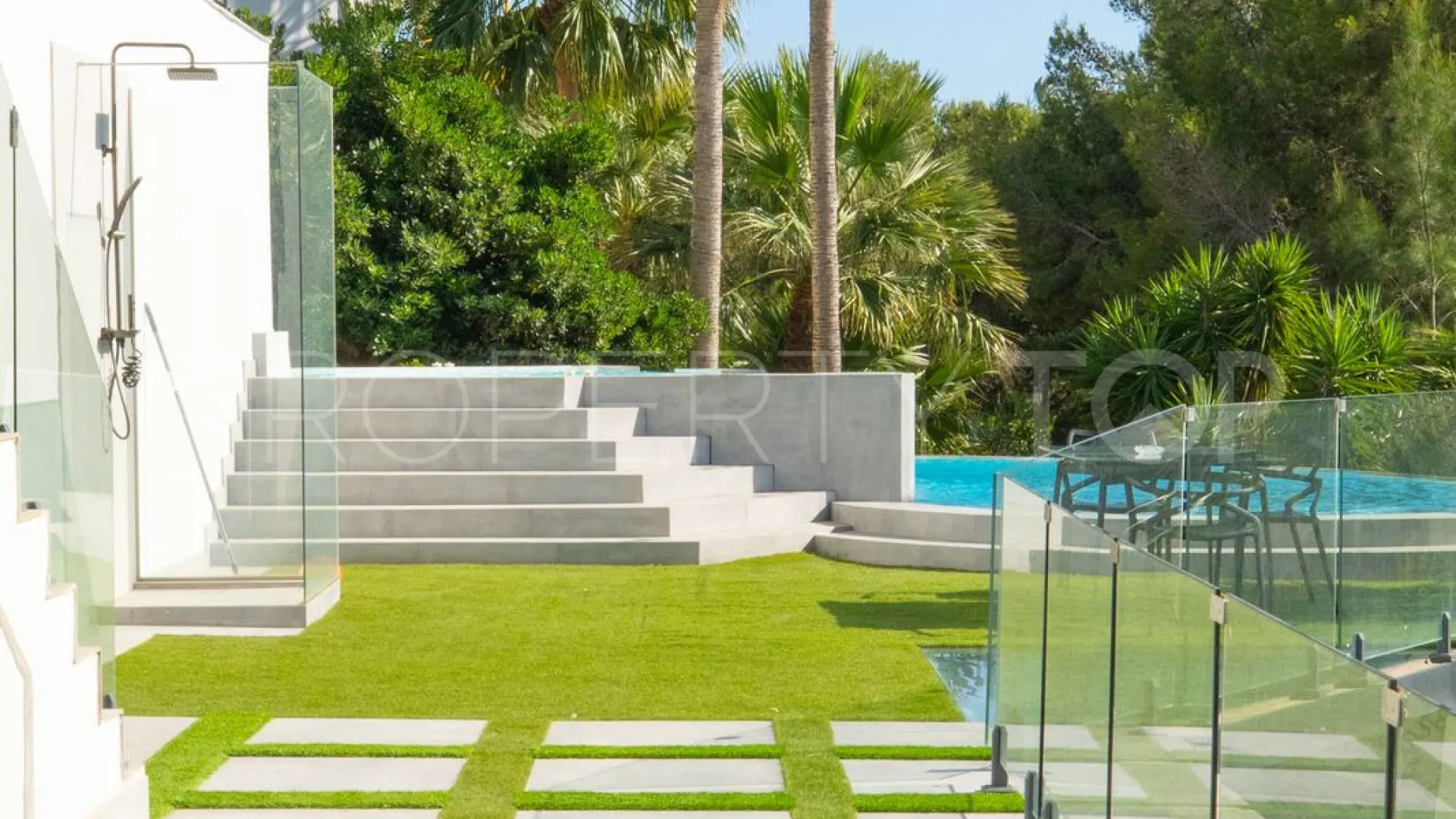 Buy villa in Torrequebrada