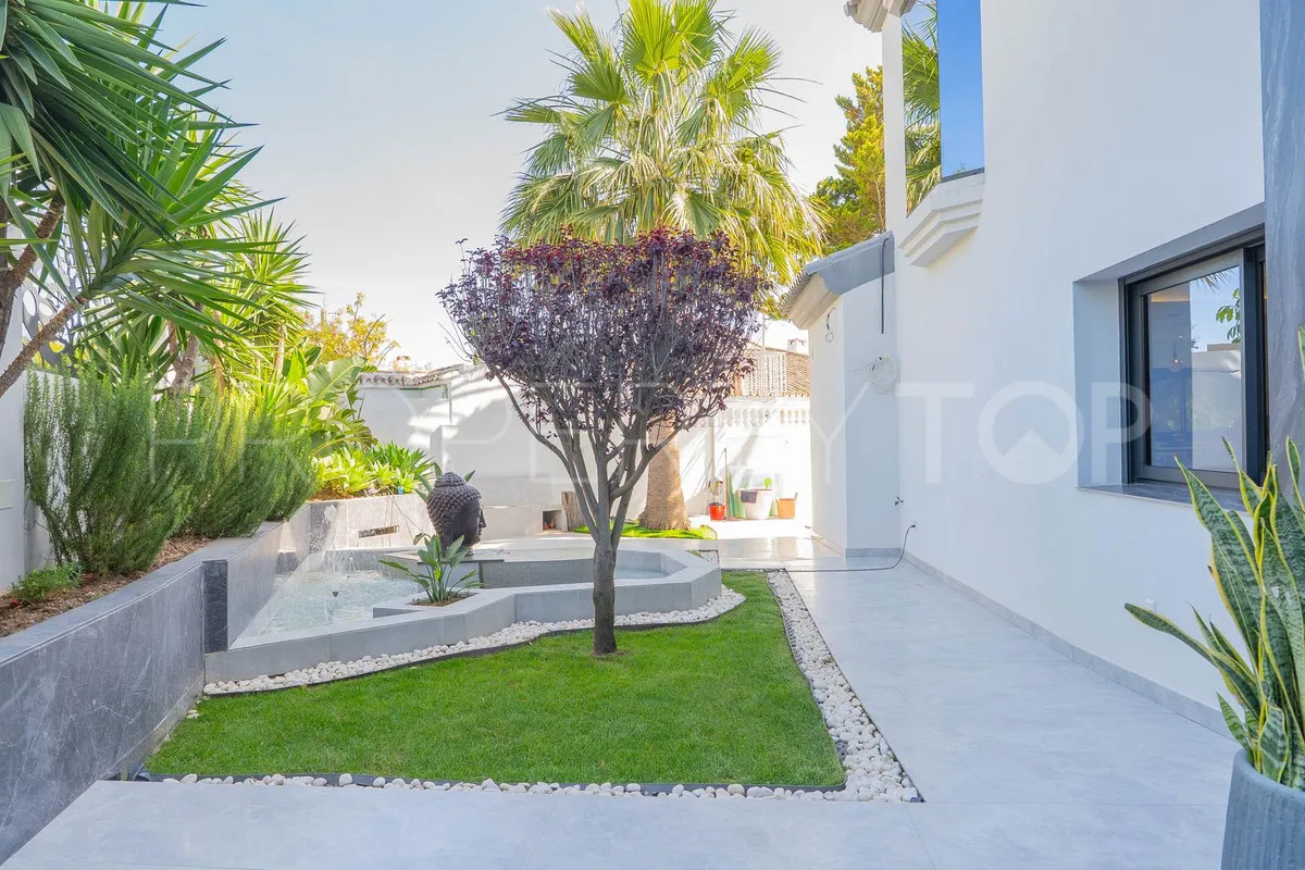 Buy villa in Torrequebrada