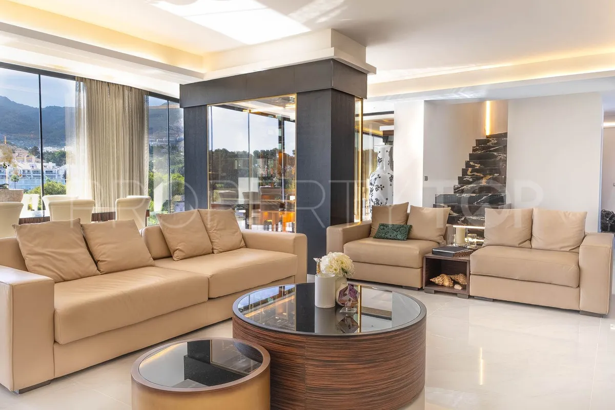 Buy villa in Torrequebrada