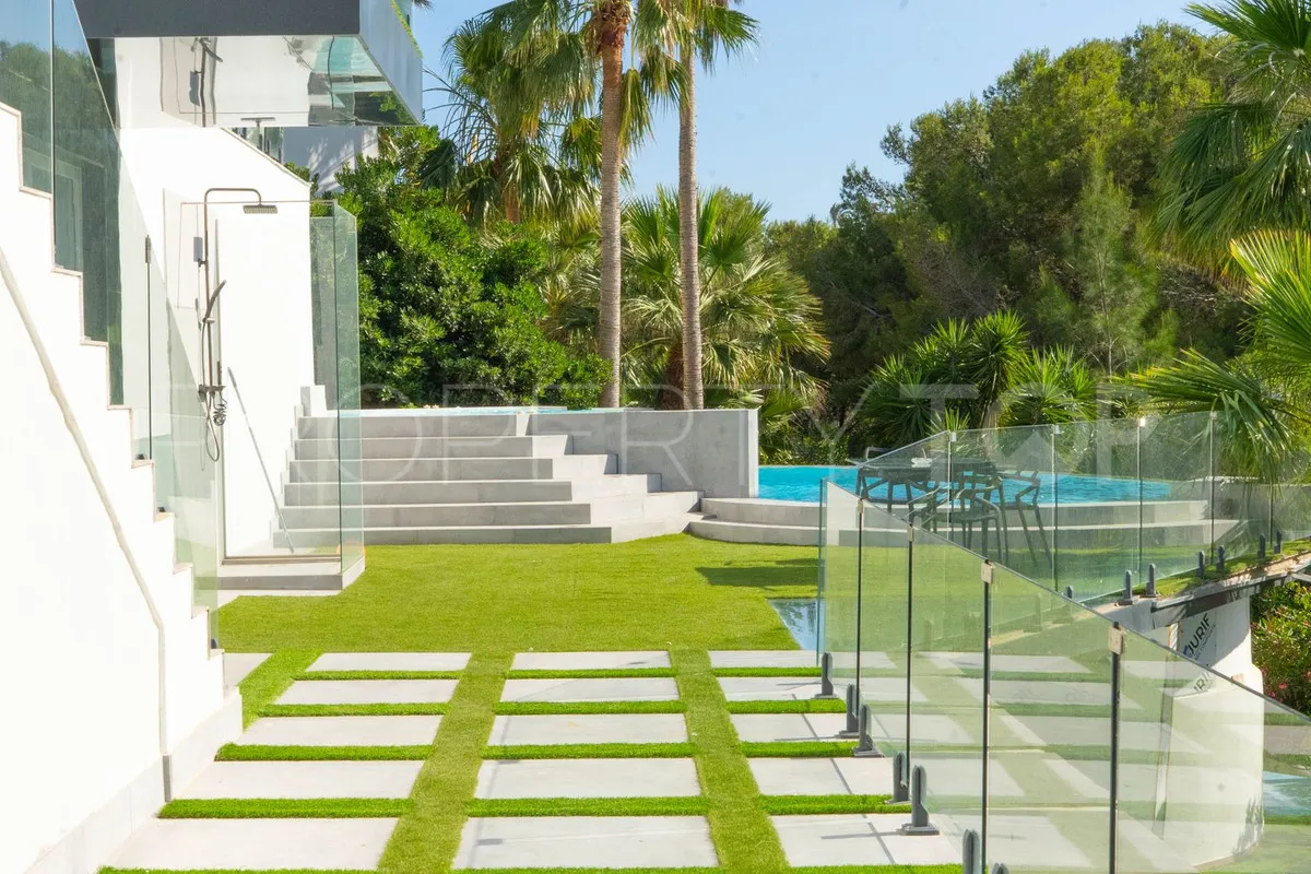 Buy villa in Torrequebrada