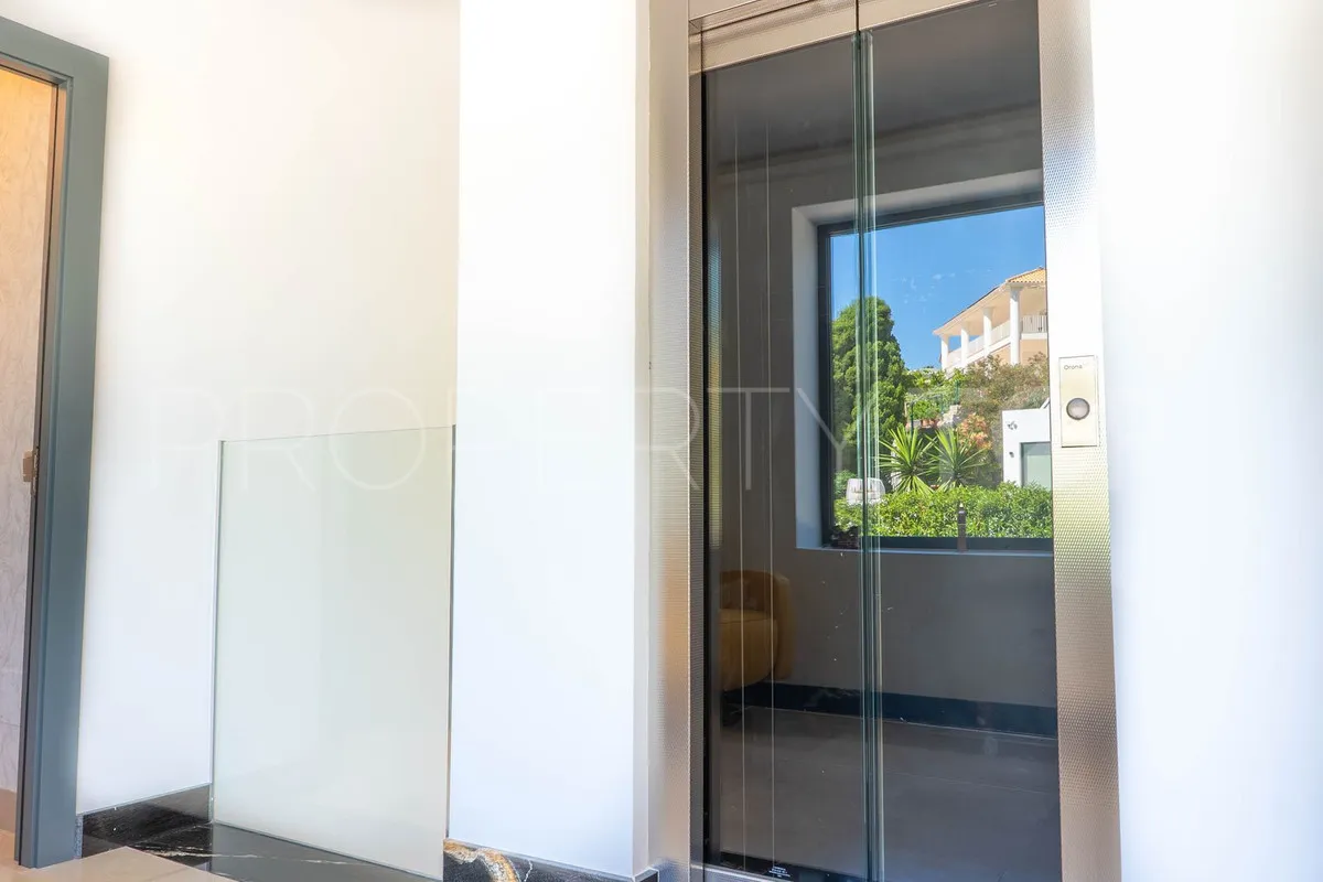 Buy villa in Torrequebrada