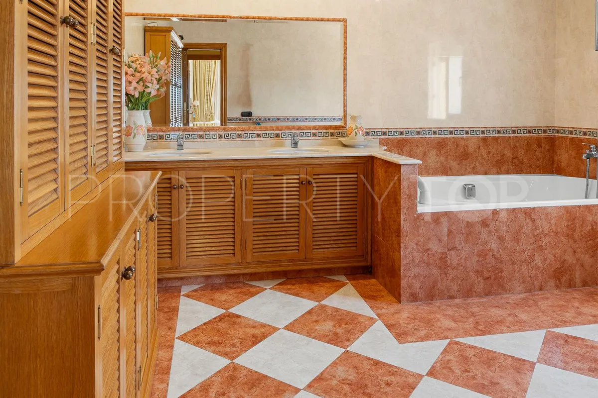 For sale Torrequebrada villa with 5 bedrooms
