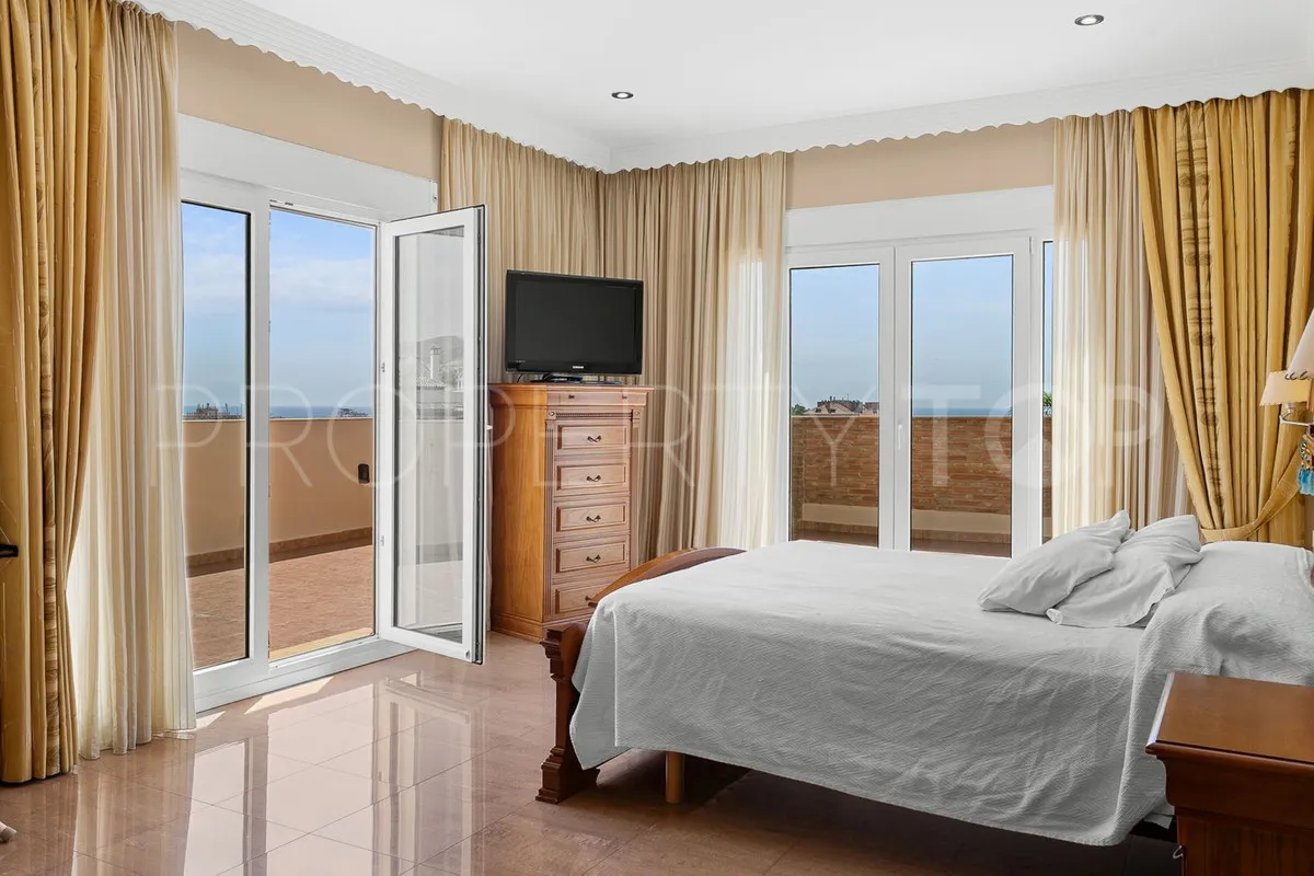 For sale Torrequebrada villa with 5 bedrooms