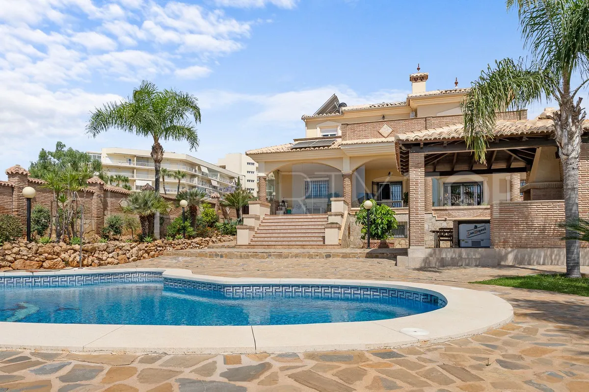 For sale Torrequebrada villa with 5 bedrooms