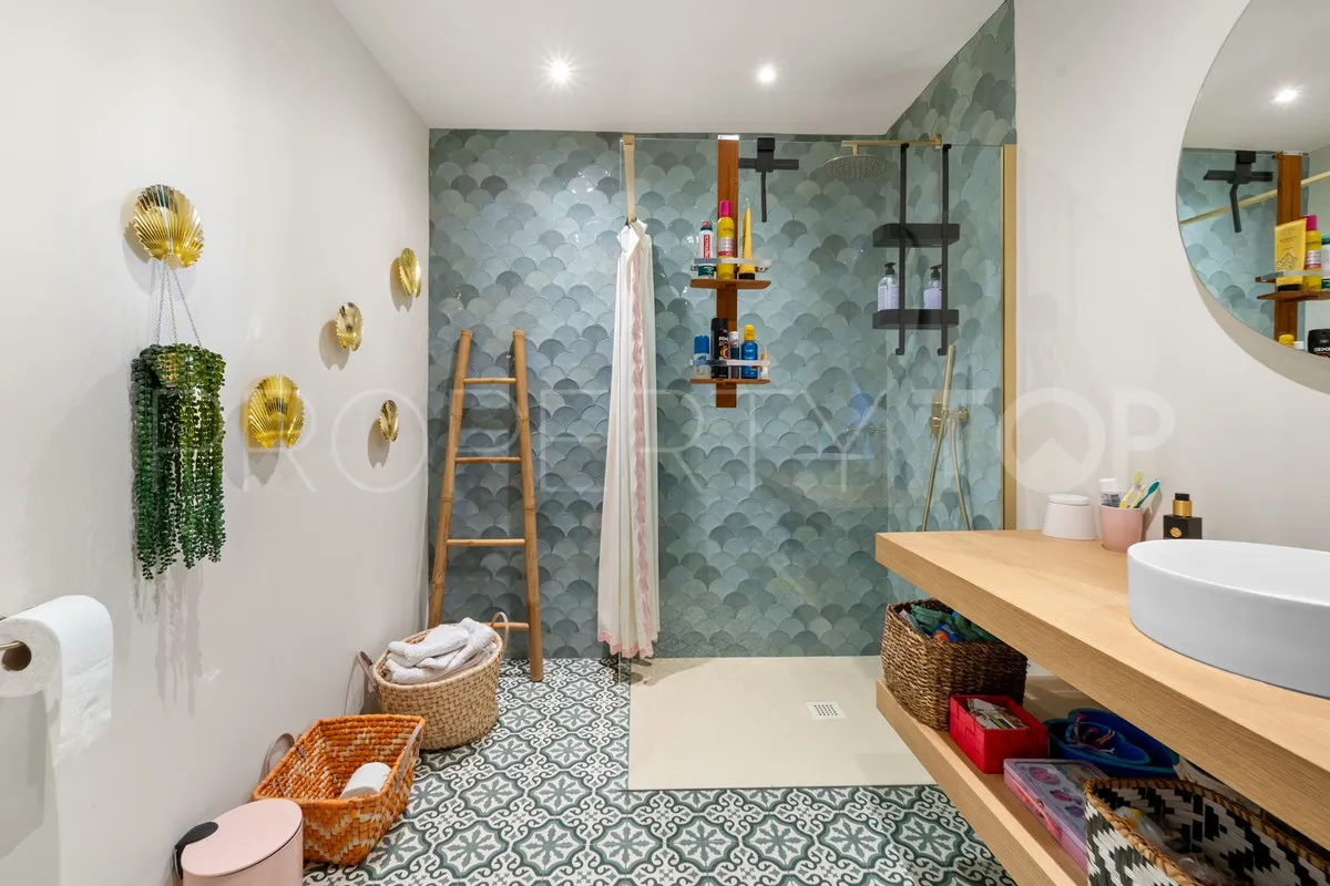 Villa for sale in Benalmadena
