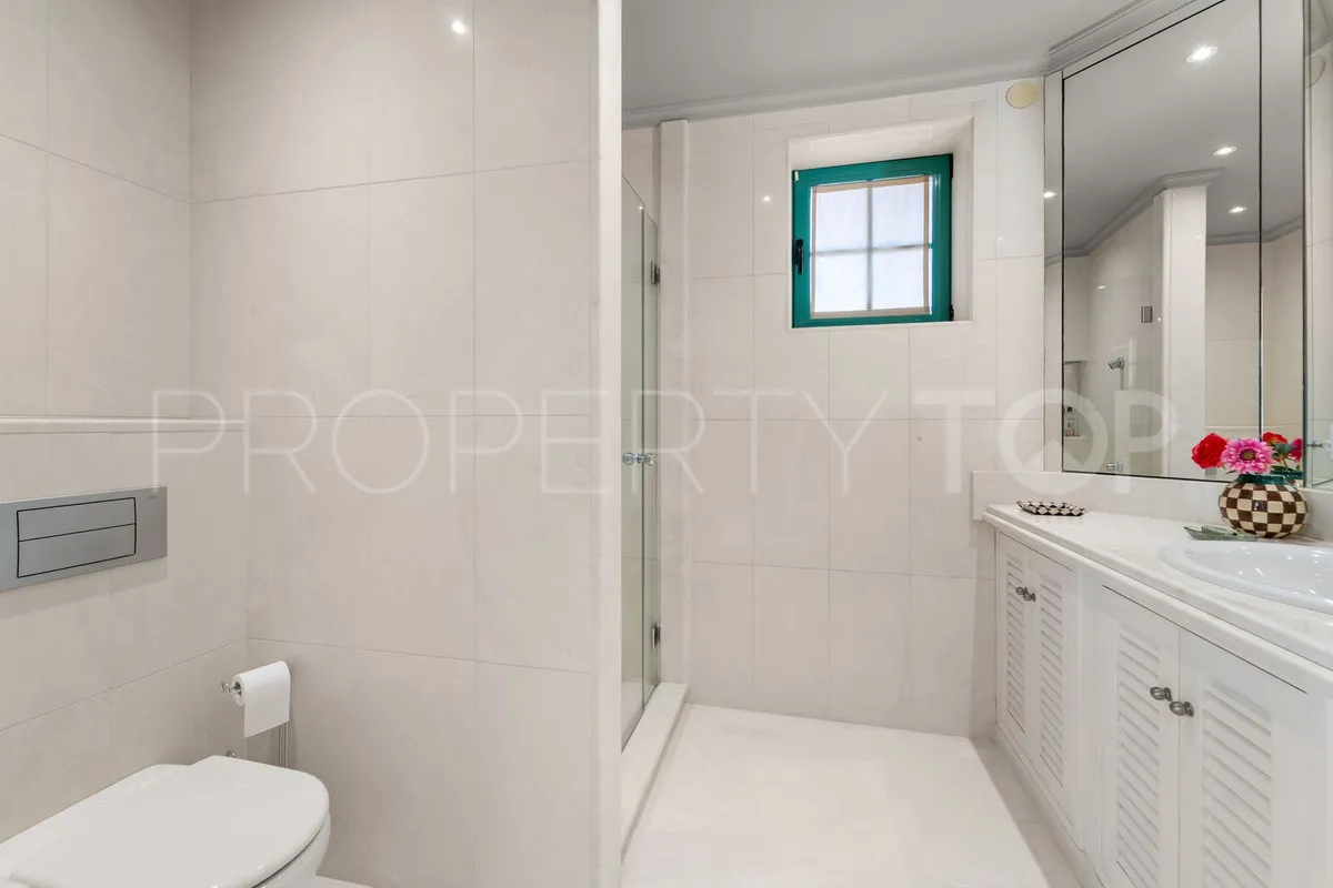 Villa for sale in Benalmadena