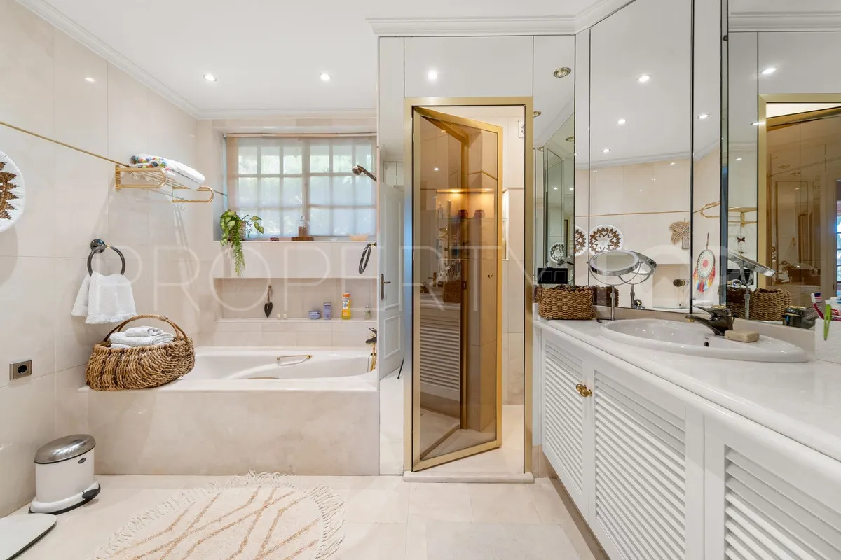 Villa for sale in Benalmadena