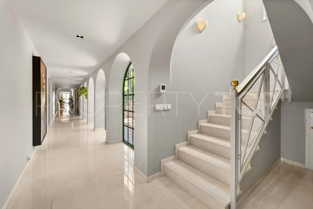 Villa for sale in Benalmadena