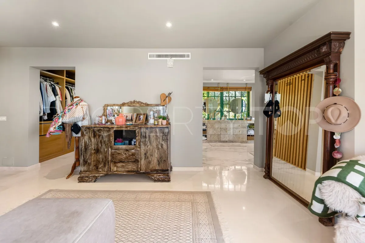 Villa for sale in Benalmadena