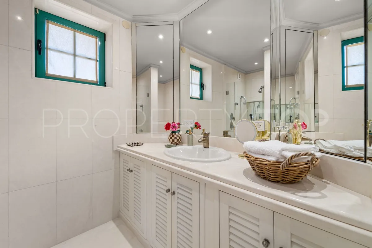 Villa for sale in Benalmadena