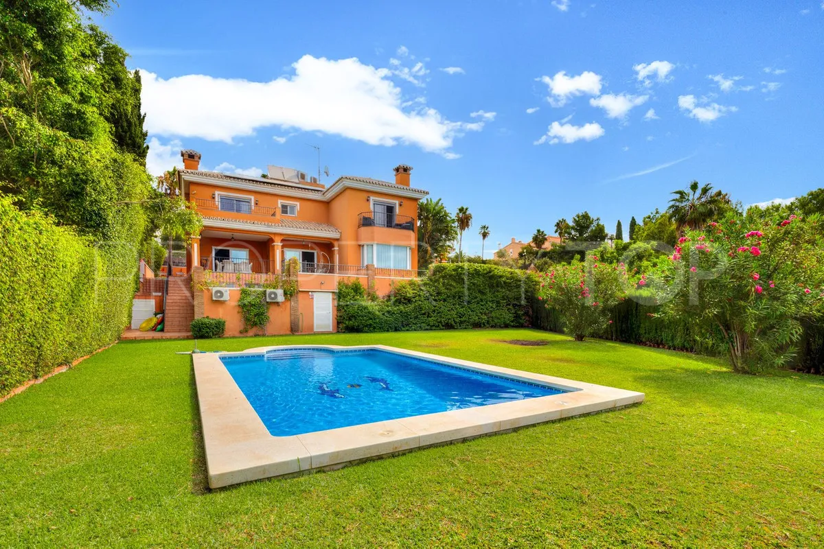 Villa for sale in Torrequebrada with 6 bedrooms