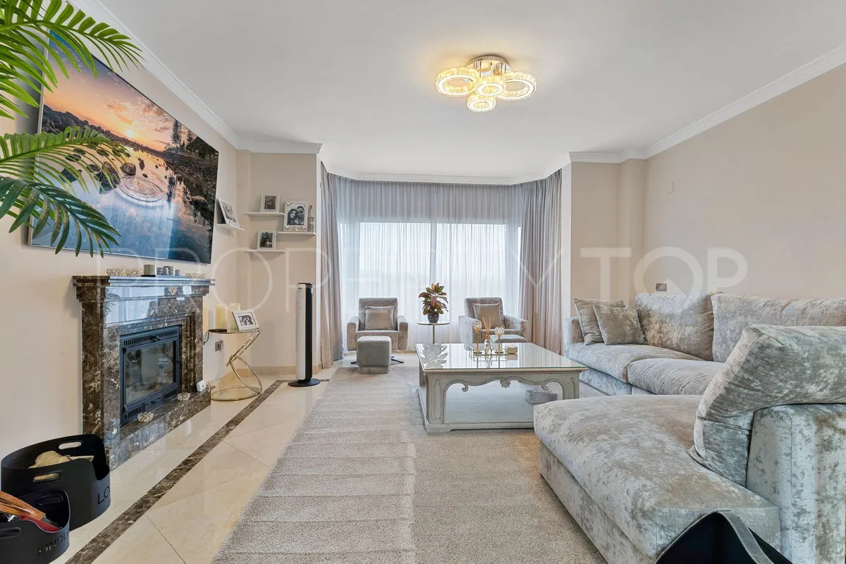 Villa for sale in Torrequebrada with 6 bedrooms