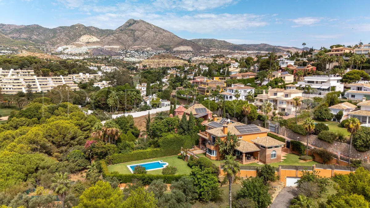 Villa for sale in Torrequebrada with 6 bedrooms
