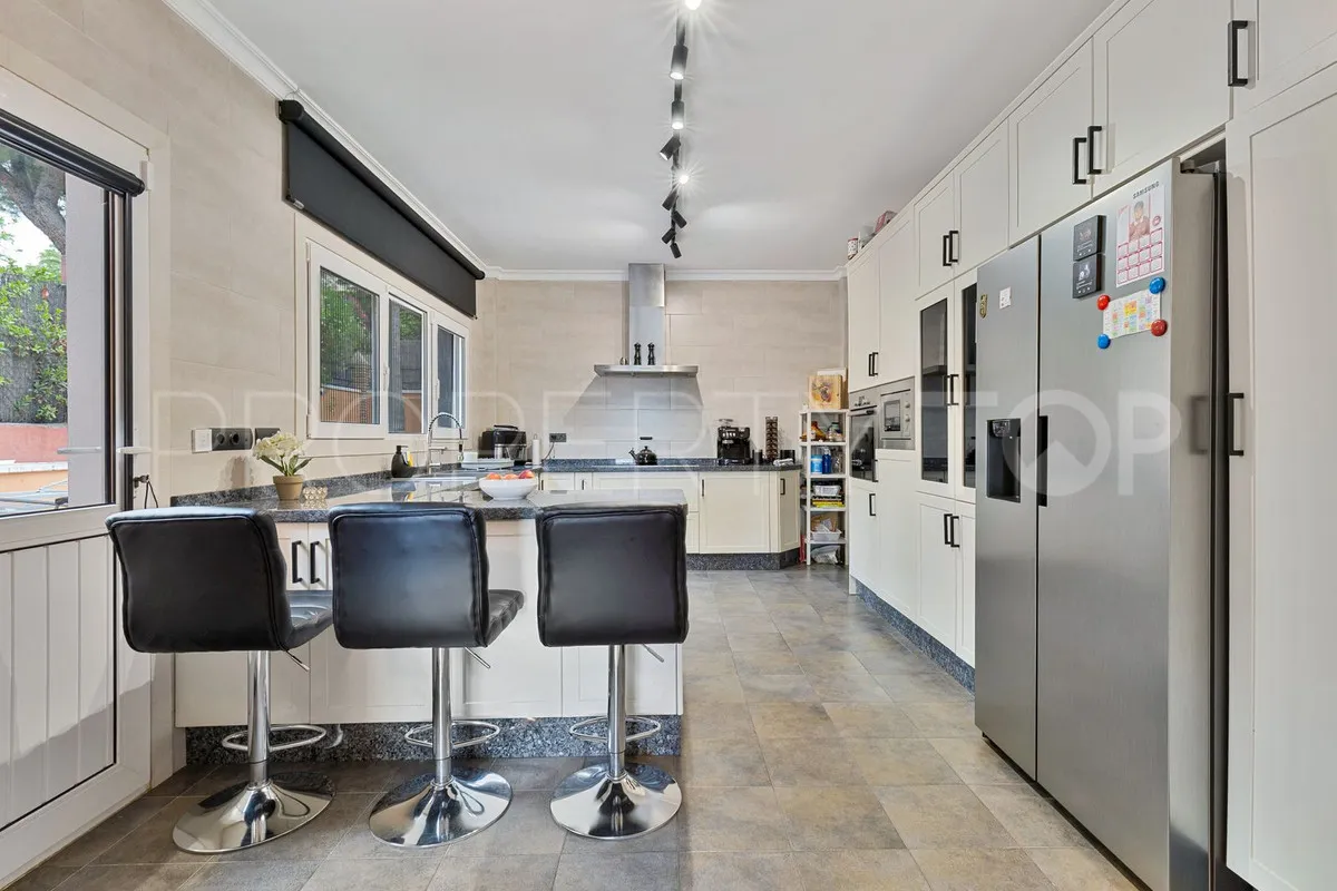 Villa for sale in Torrequebrada with 6 bedrooms