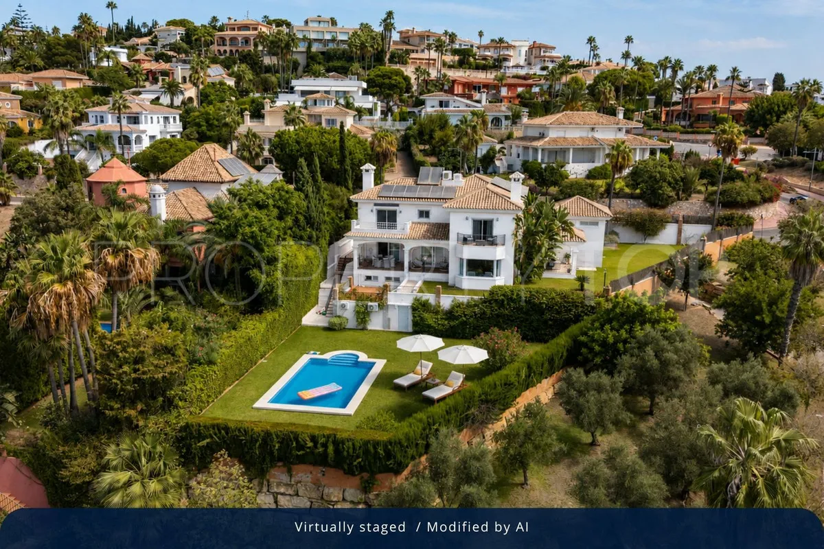 Villa for sale in Torrequebrada with 6 bedrooms
