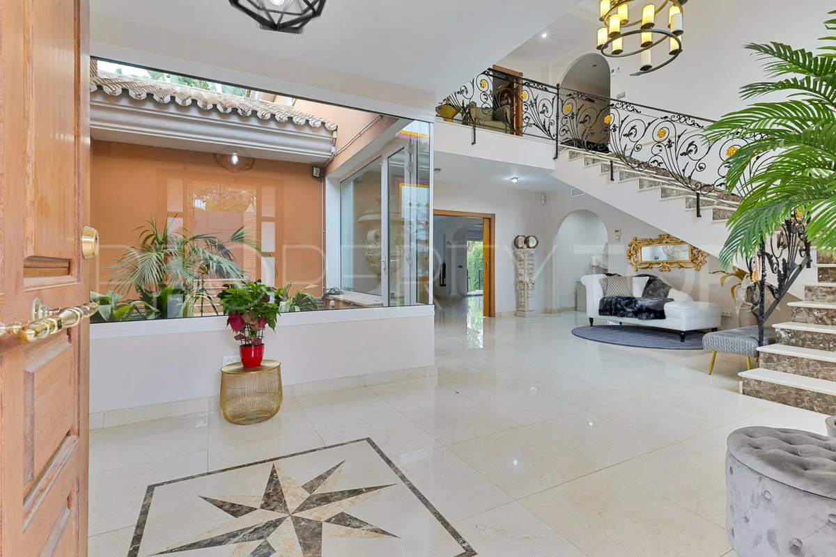 Villa for sale in Torrequebrada with 6 bedrooms