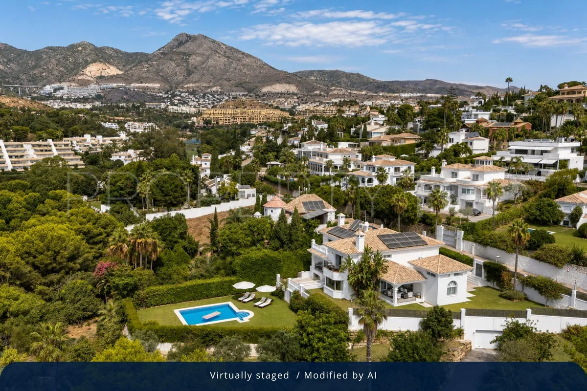Villa for sale in Torrequebrada with 6 bedrooms