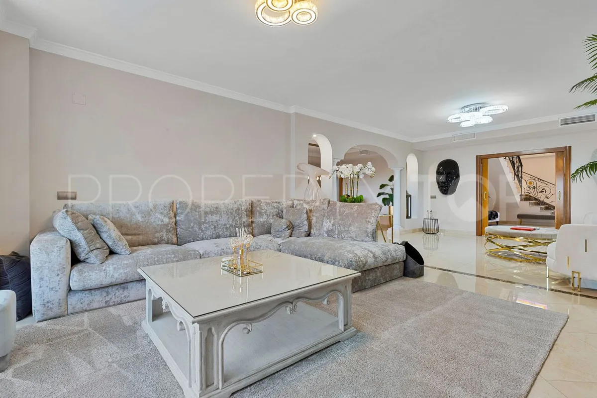 Villa for sale in Torrequebrada with 6 bedrooms