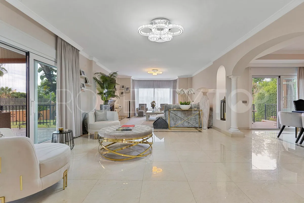 Villa for sale in Torrequebrada with 6 bedrooms
