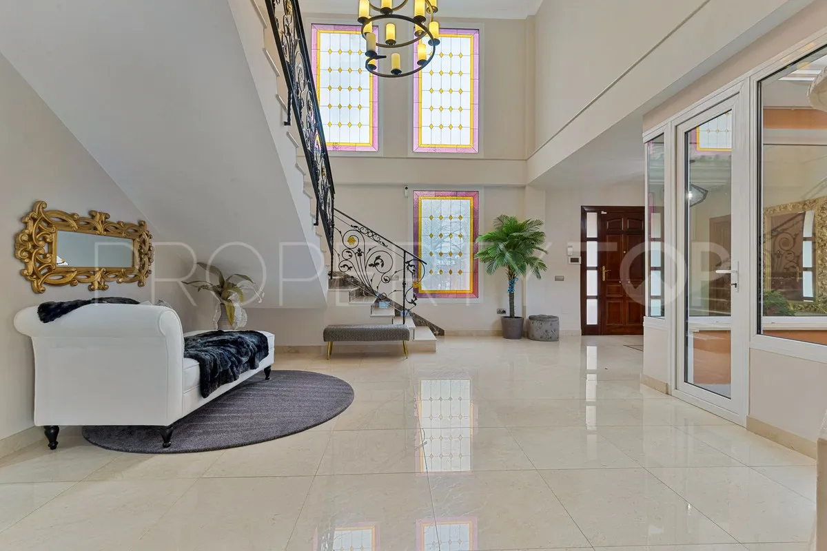 Villa for sale in Torrequebrada with 6 bedrooms