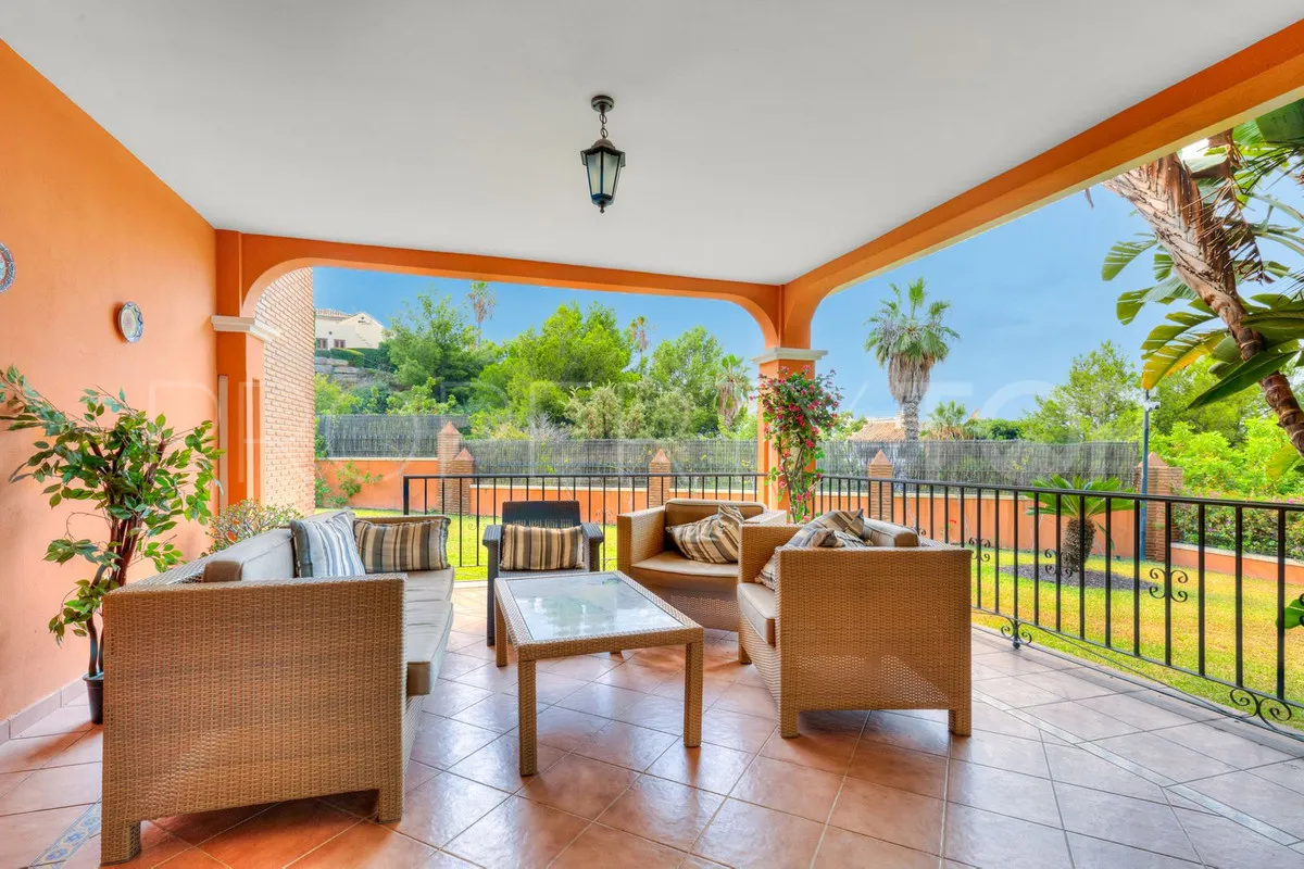 Villa for sale in Torrequebrada with 6 bedrooms