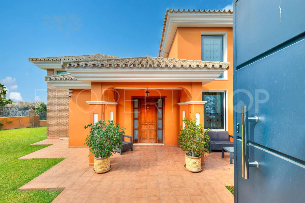 Villa for sale in Torrequebrada with 6 bedrooms