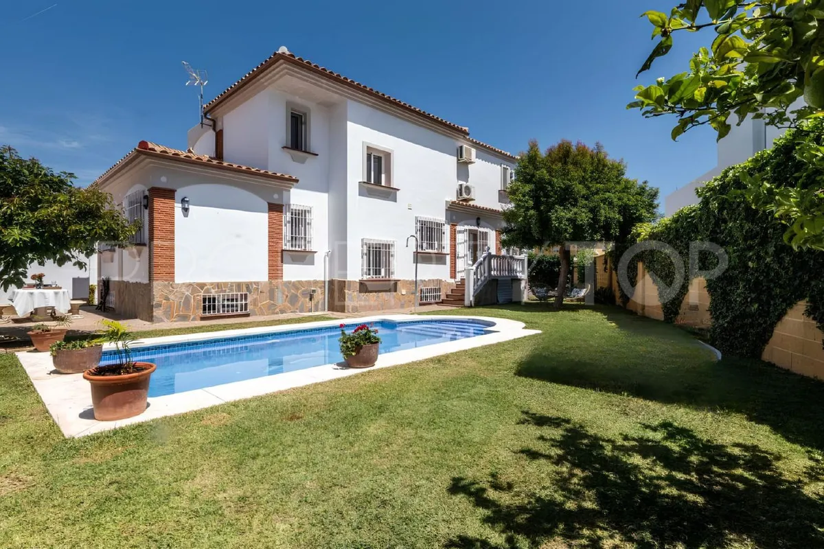 Villa for sale in Torrequebrada with 5 bedrooms