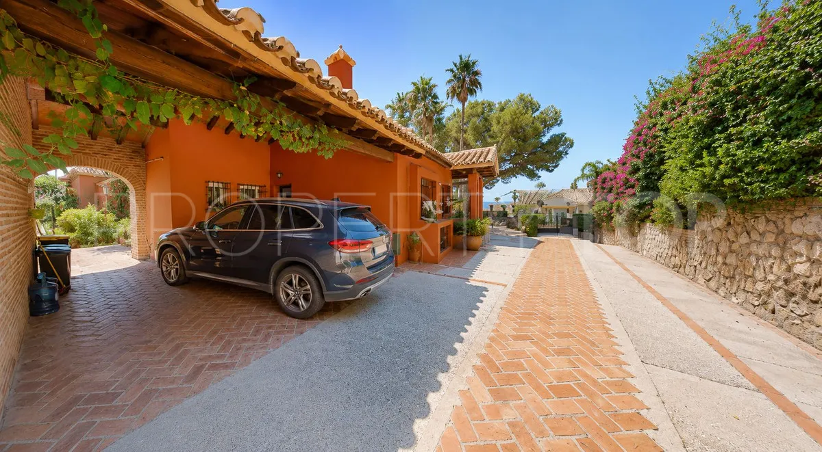 Torrequebrada 8 bedrooms villa for sale