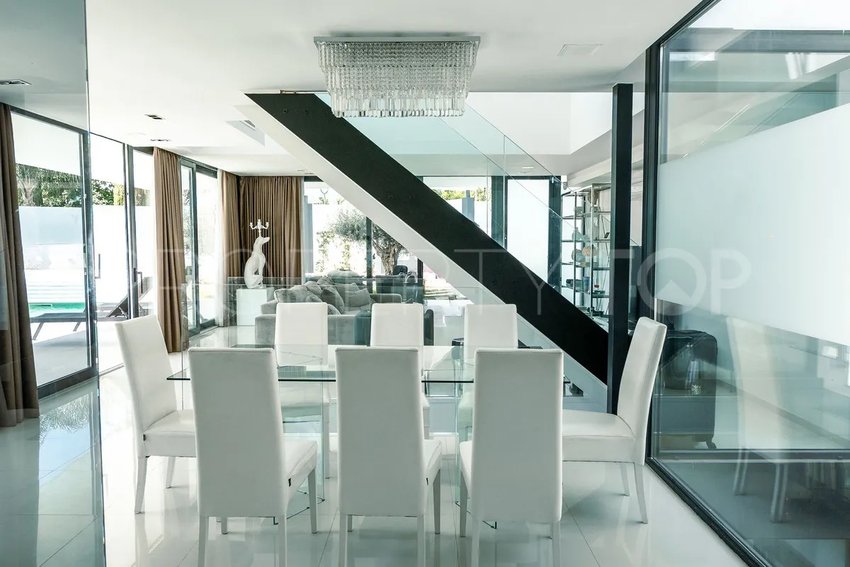 Villa for sale in Nueva Andalucia