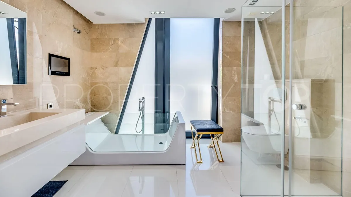 Villa for sale in Nueva Andalucia