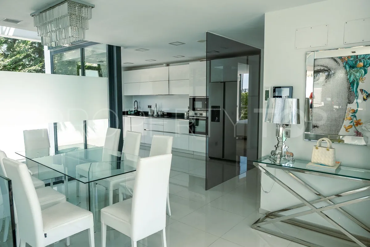 Villa for sale in Nueva Andalucia