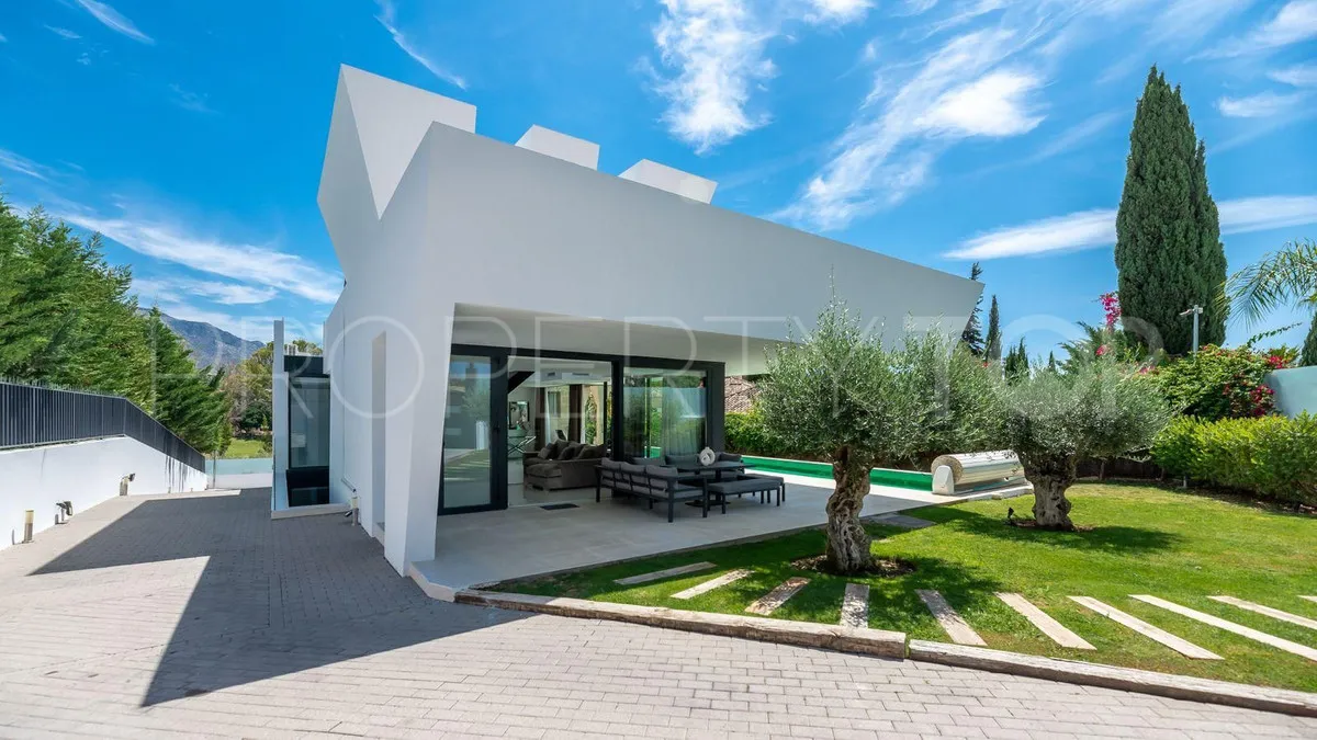 Villa for sale in Nueva Andalucia