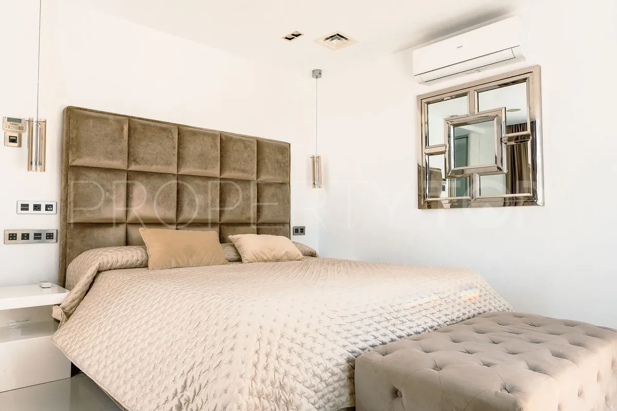Villa for sale in Nueva Andalucia